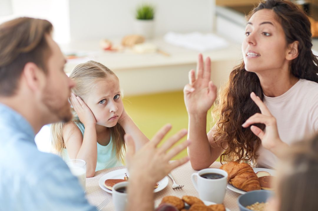 Symptome bei Stress: Anzeichen wie Erschöpfung, zu viel grübeln und Gereiztheit erkennen und verstehen.