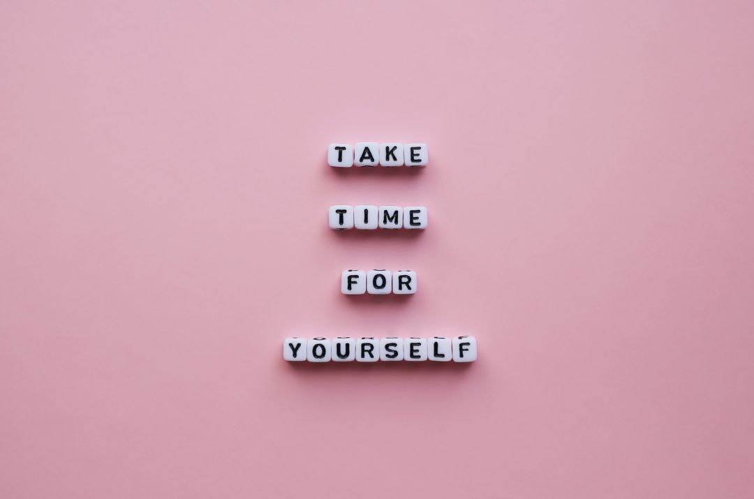 Aufschrift „Take time for yourself“ als Symbol für die Wichtigkeit von Selbstfürsorge und Zeit für sich selbst.