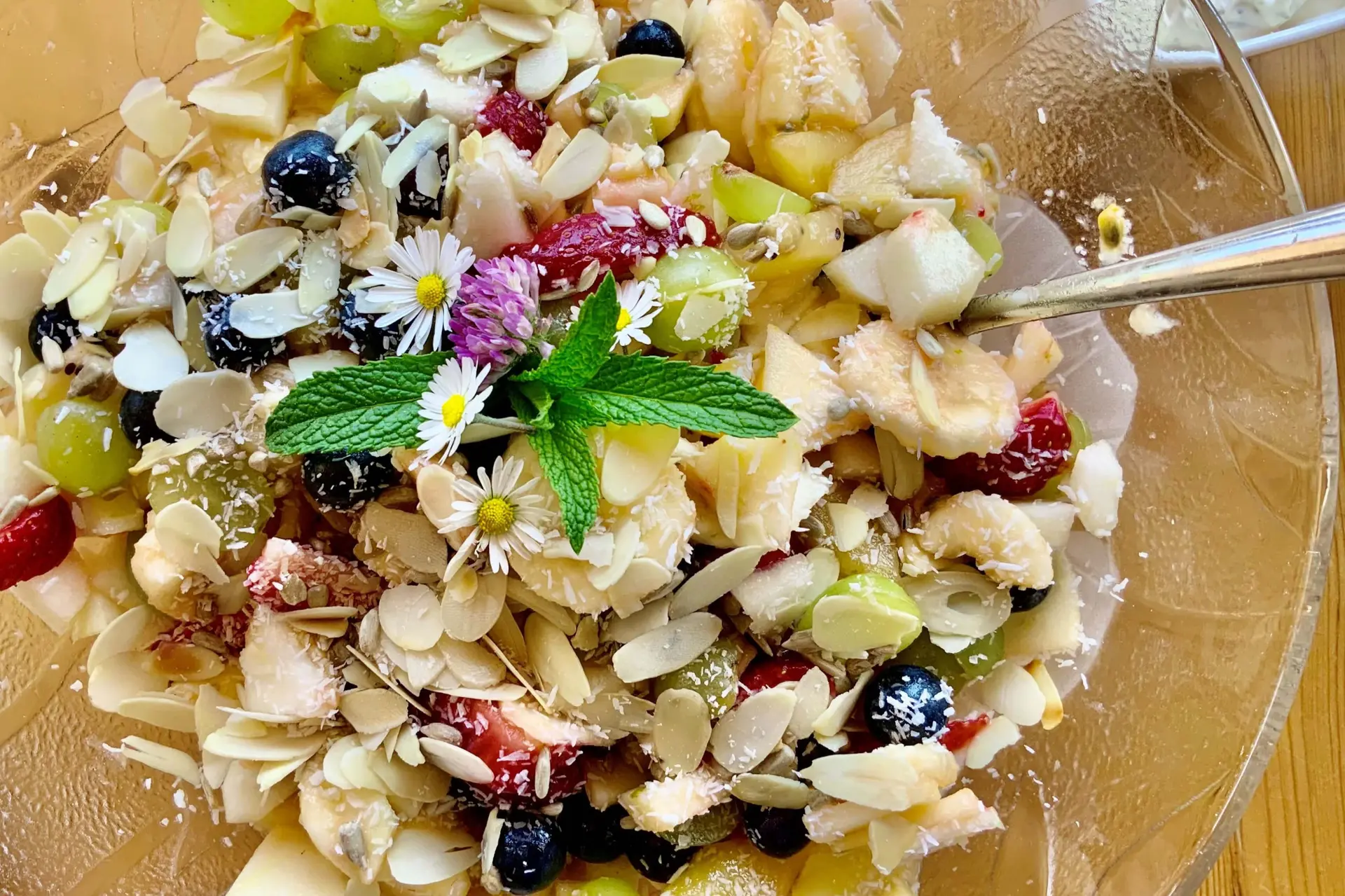 Frischer, bunter Obstsalat im Retreathaus – leichte, nährende Mahlzeit für einen entspannten Start in den Tag.
