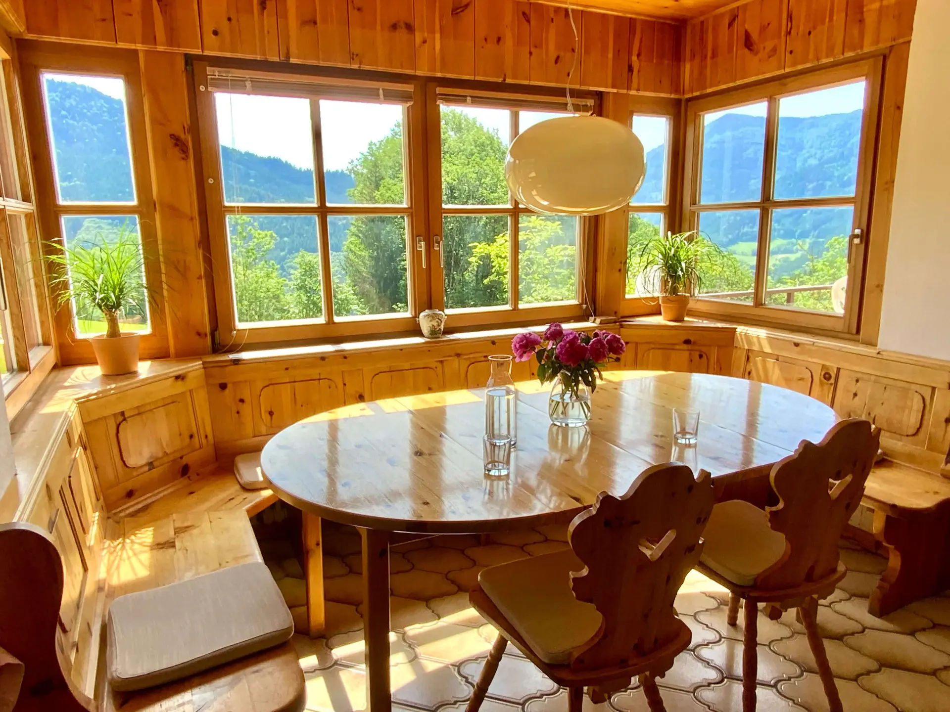 Gemütliche Stube mit Erkerfenster und Blick ins Grüne – heller Raum für Frühstück und Austausch während des Retreats.