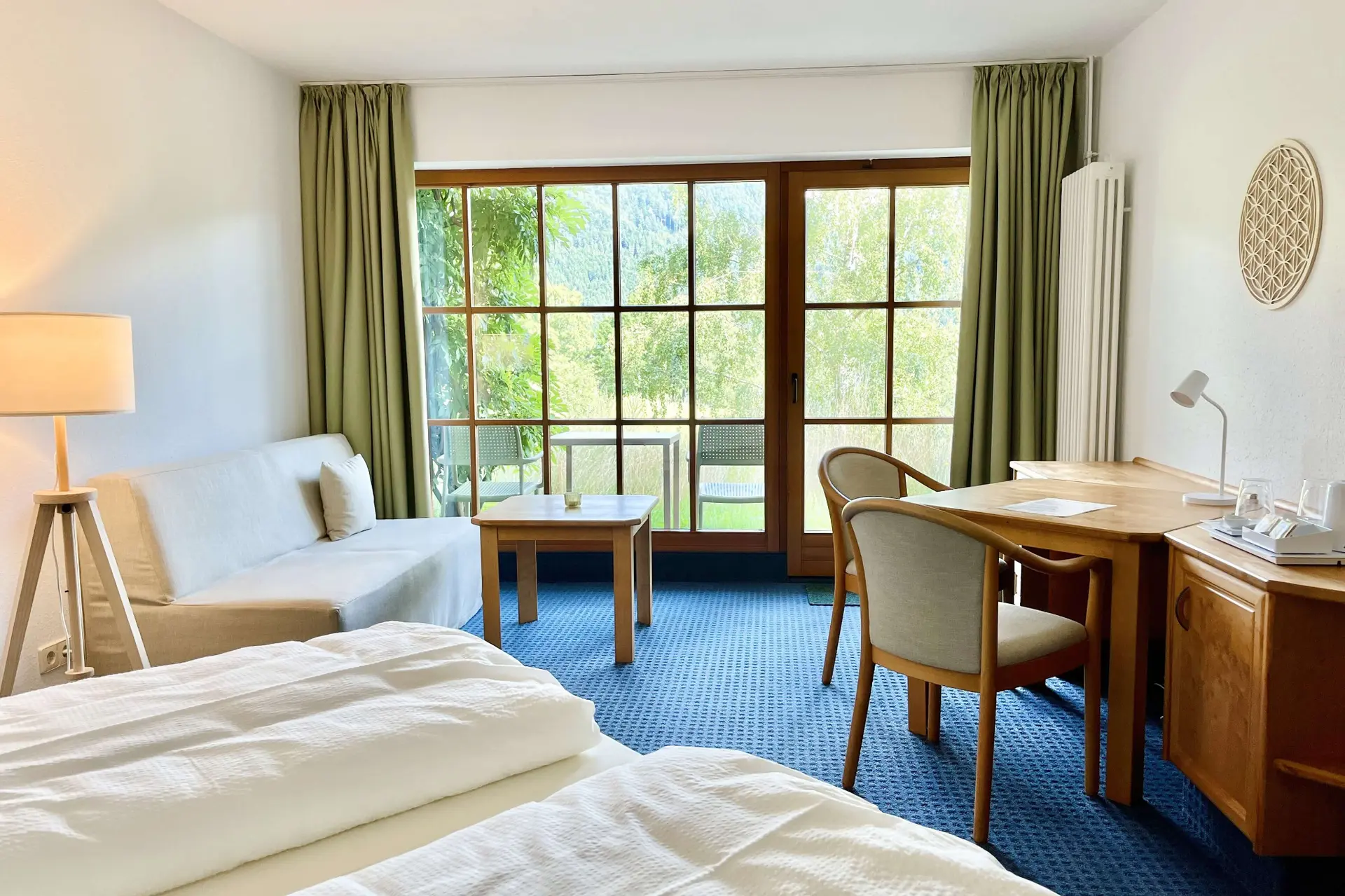 Helles Superior-Zimmer mit Terrasse und Blick ins Grüne – ein ruhiger Rückzugsraum für dein Retreat im Schwarzwald.