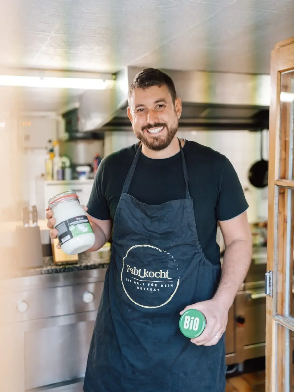Frischer, bunter Obstsalat im Retreathaus – leichte, nährende Mahlzeit für einen entspannten Start in den Tag.