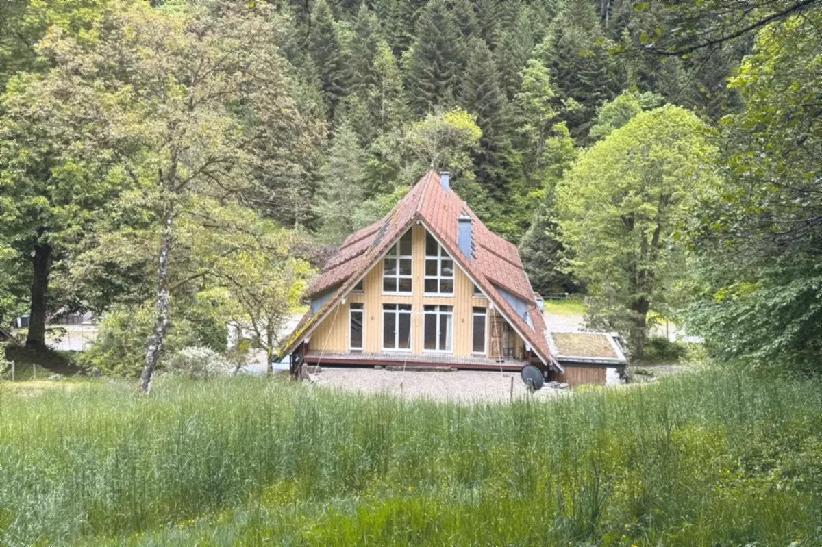 Retreat Schwarzwald: das Seminarhaus Karuna bei Wolfach zwischen Wiese und Wald