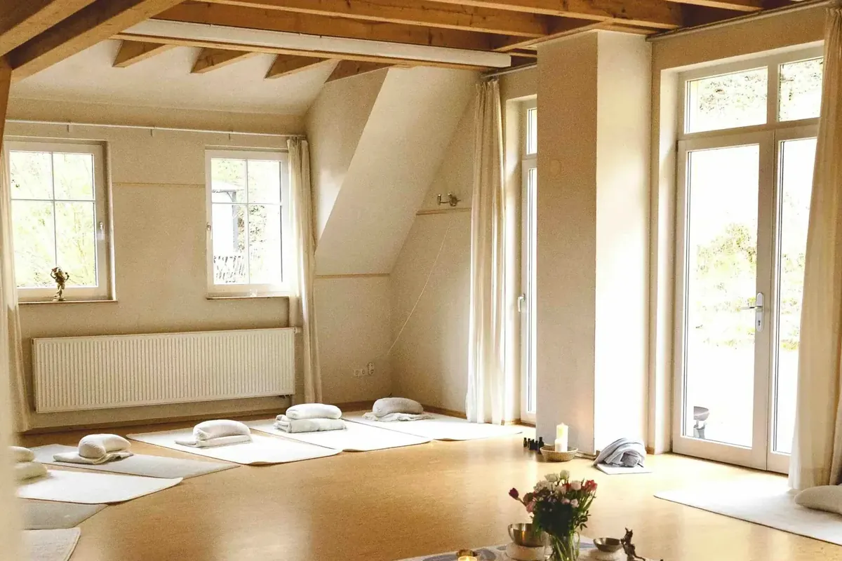 Heller Seminarraum mit Holzdecke für Yoga und Meditation im Retreat Schwarzwald